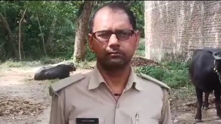 रंगबाज दरोगा ने चौकीदार की कर दी जमकर पिटाई, SP ने किया सस्पेंड