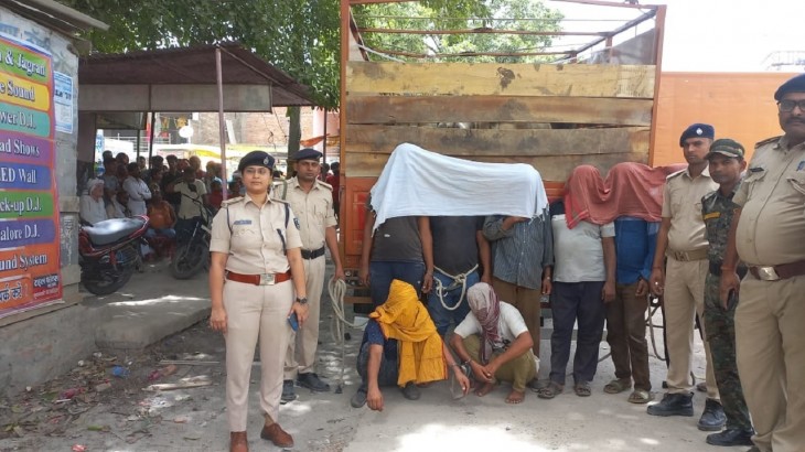 गोपालगंज पुलिस को बड़ी सफलता, 8 मवेशी तस्करों को किया गिरफ्तार, 59 मवेशी भी बरामद