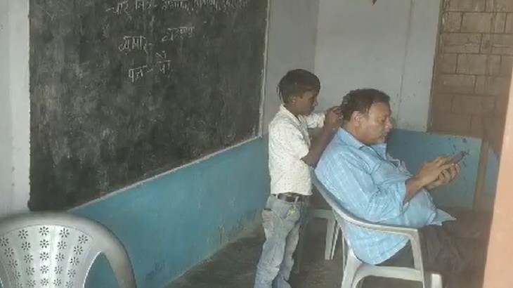 क्लासरूम में छात्रों को पढ़ाने की जगह जूं निकलवाते दिखें शिक्षक, बिहार में गिरा शिक्षा का स्तर