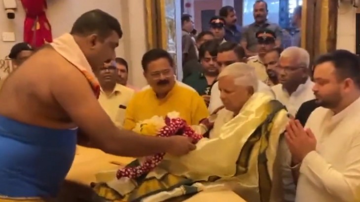 INDIA गठबंधन की बैठक से पहले सिद्धीविनायक की शरण में पहुंचे लालू-तेजस्वी