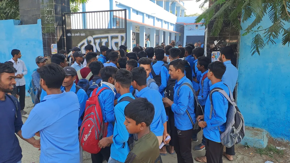 बिहार में सड़कों पर उतरे स्टूडेंट, बोले- 60 के नाम काटे, न टीचर ने बात सुनी, न प्रिंसिपल कुछ सुनने को तैयार