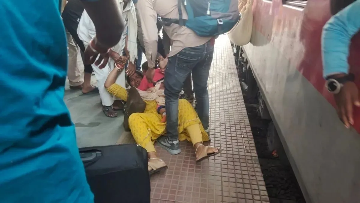 चलती ट्रेन से बच्चे के साथ स्टेशन पर कूद पड़ी महिला, देखें फिर क्या हुआ