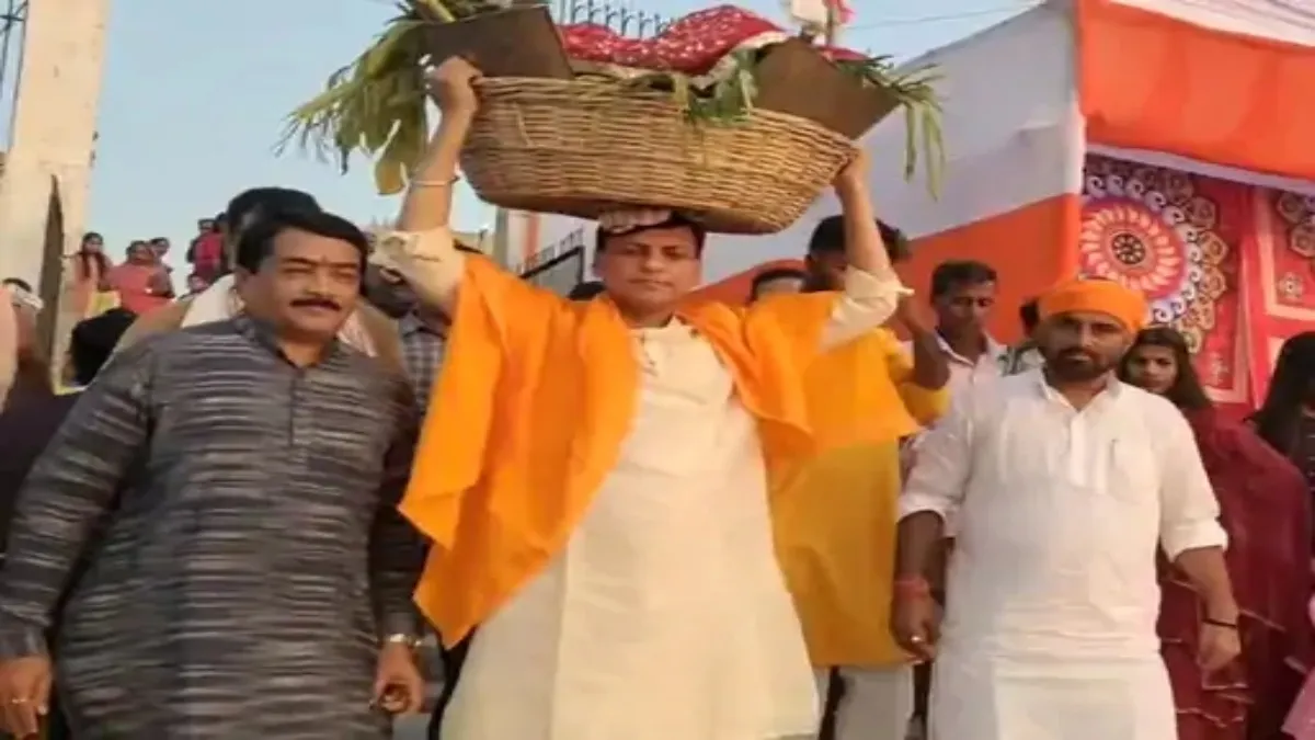 Modi के मंत्री ने रखा Chhath का व्रत, अस्त होते सूर्य को दिया अर्घ्य, सुख-शांति और समृद्धि की कामना