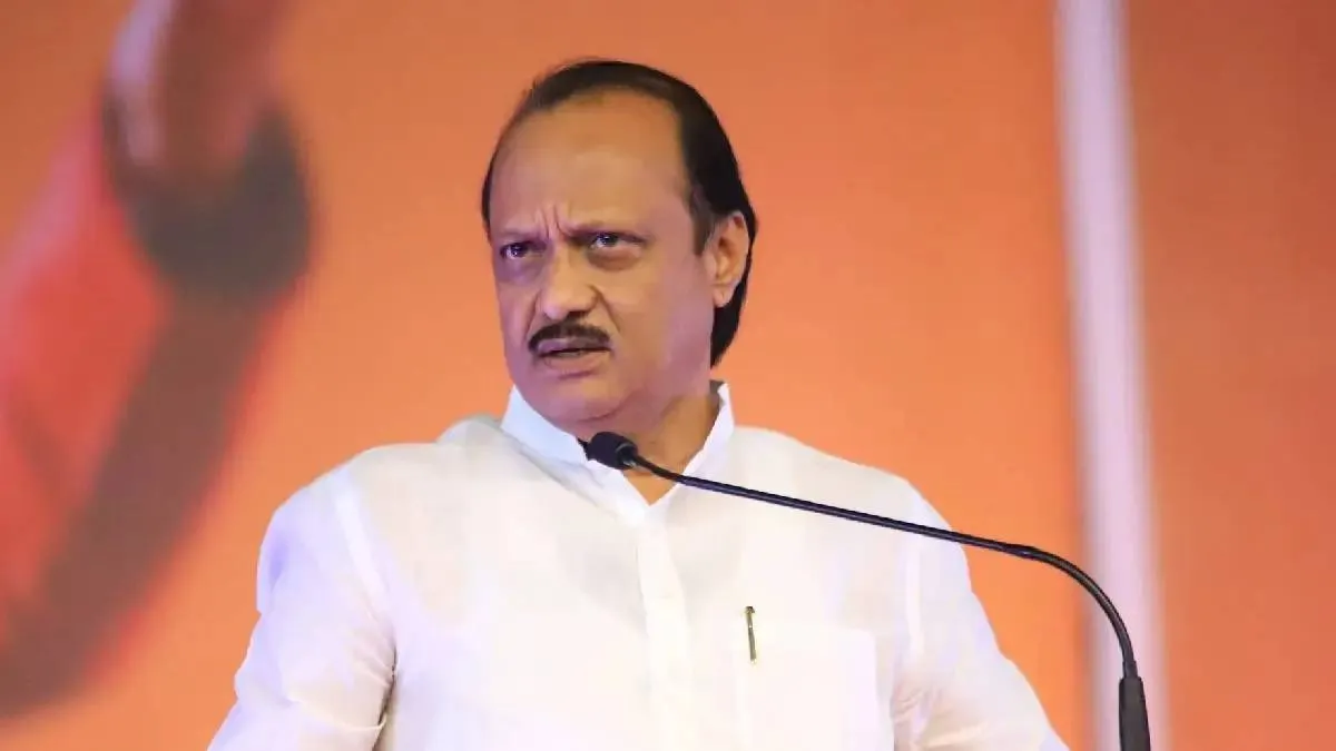 वोट दोगे तो मिलेगा फंड..ये क्या बोल गए अजित पवार, चुनाव आयोग तक पहुंचा मामला
