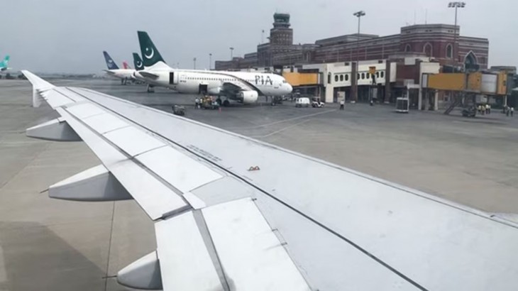 Lahore Airport Fire: पाकिस्तान के लाहौर हवाई अड्डे पर लगी भीषण आग, कई अंतरराष्ट्रीय उड़ानें बाधित