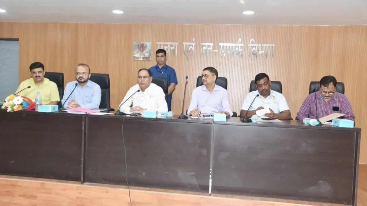 बिहार सरकार की योजनाओं का अधिक से अधिक प्रचार-प्रसार हो, ताकि फायदा उठा पाएं लोग: मंत्री महेश्वर हजारी