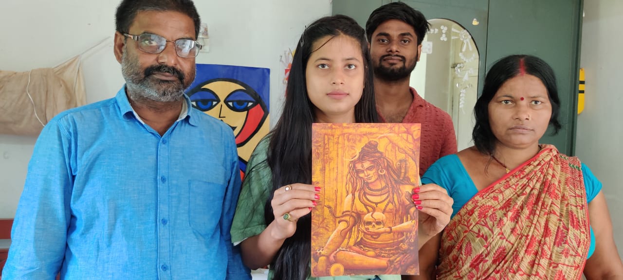 अररिया की प्रज्ञा ने 2100 स्क्वायर फीट पर उकेरी शिव की आकृति, 680 कार्डबोर्ड पर 6500 मिली रंग का किया इस्तेमाल