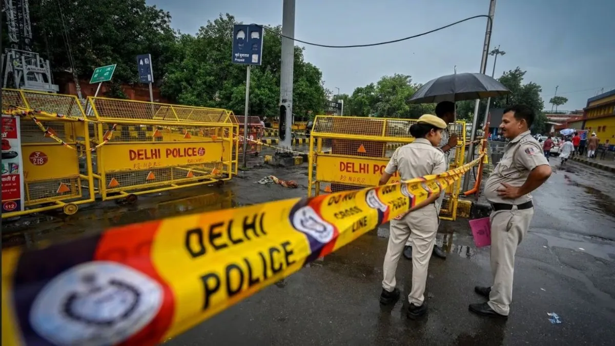 Delhi Encounter: दिल्ली में चुनाव से पहले एनकाउंटर, SHO को छूती हुई निकली गोली