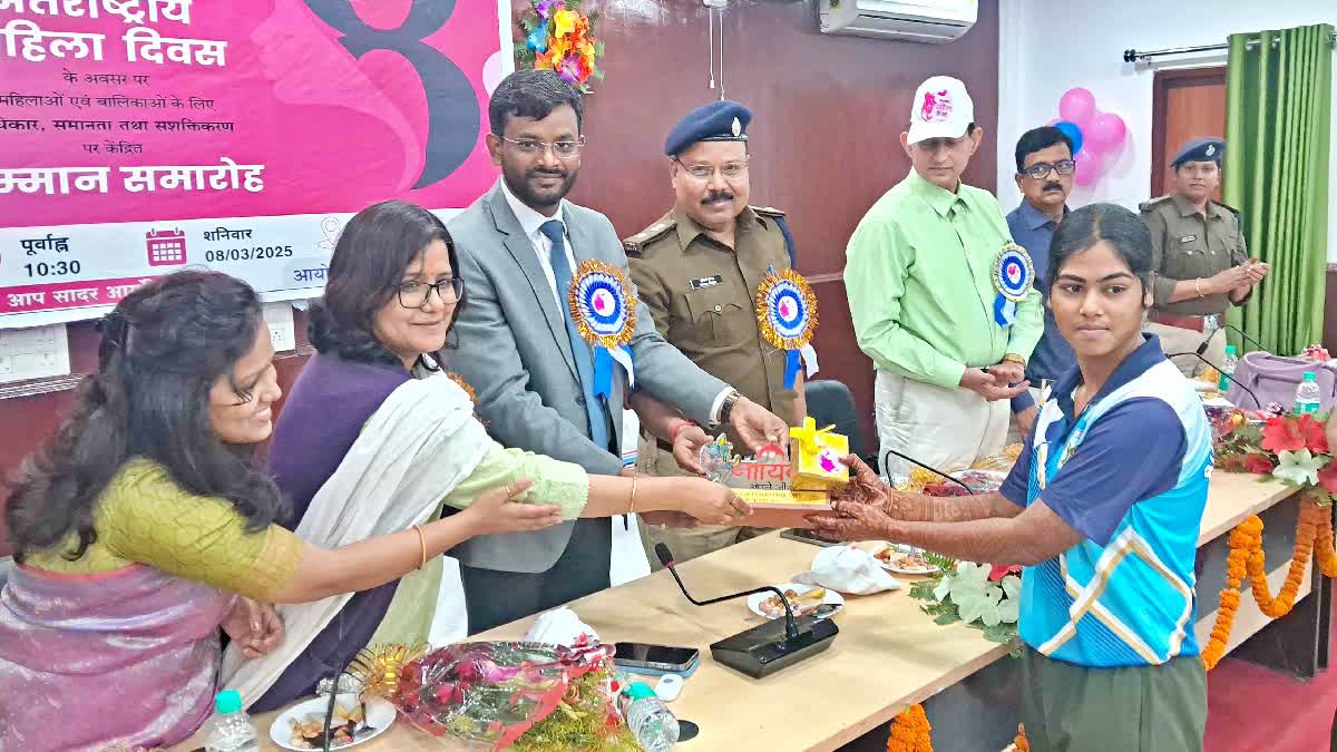 दुल्हन बनने से पहले शादी के दिन हुई सम्मानित, हाथों में मेहंदी लगाकर लिया सम्मान - KHUSHBOO KUMARI OF ARARIA