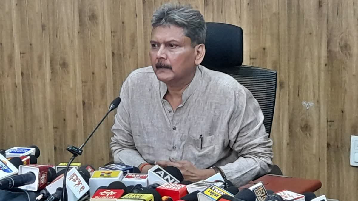 पत्नियां का ट्रांसफर, पति शिक्षक से क्या है परेशानी? शिक्षा मंत्री पर भड़के भाजपा MLC - BJP MLC ON TEACHER TRASFER
