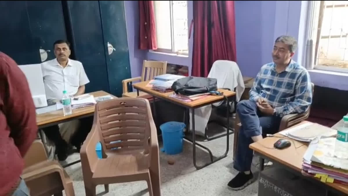 पूर्णिया में सहायक बंदोबस्त पदाधिकारी मुकुल कुमार झा के ठिकानों पर निगरानी की छापेमारी, हाईकोर्ट के आदेश पर कार्रवाई - PURNEA SURVEILLANCE RAID