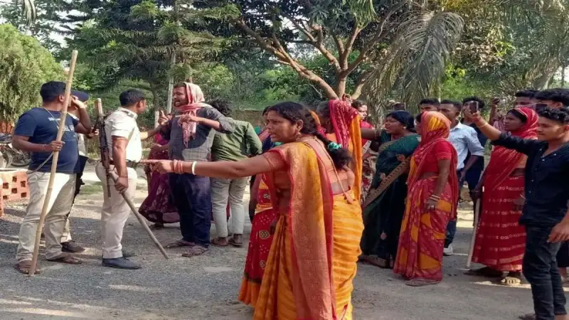बिहार के कटिहार में भीड़ ने किया थाने पर हमला, आधा दर्जन पुलिसकर्मी घायल