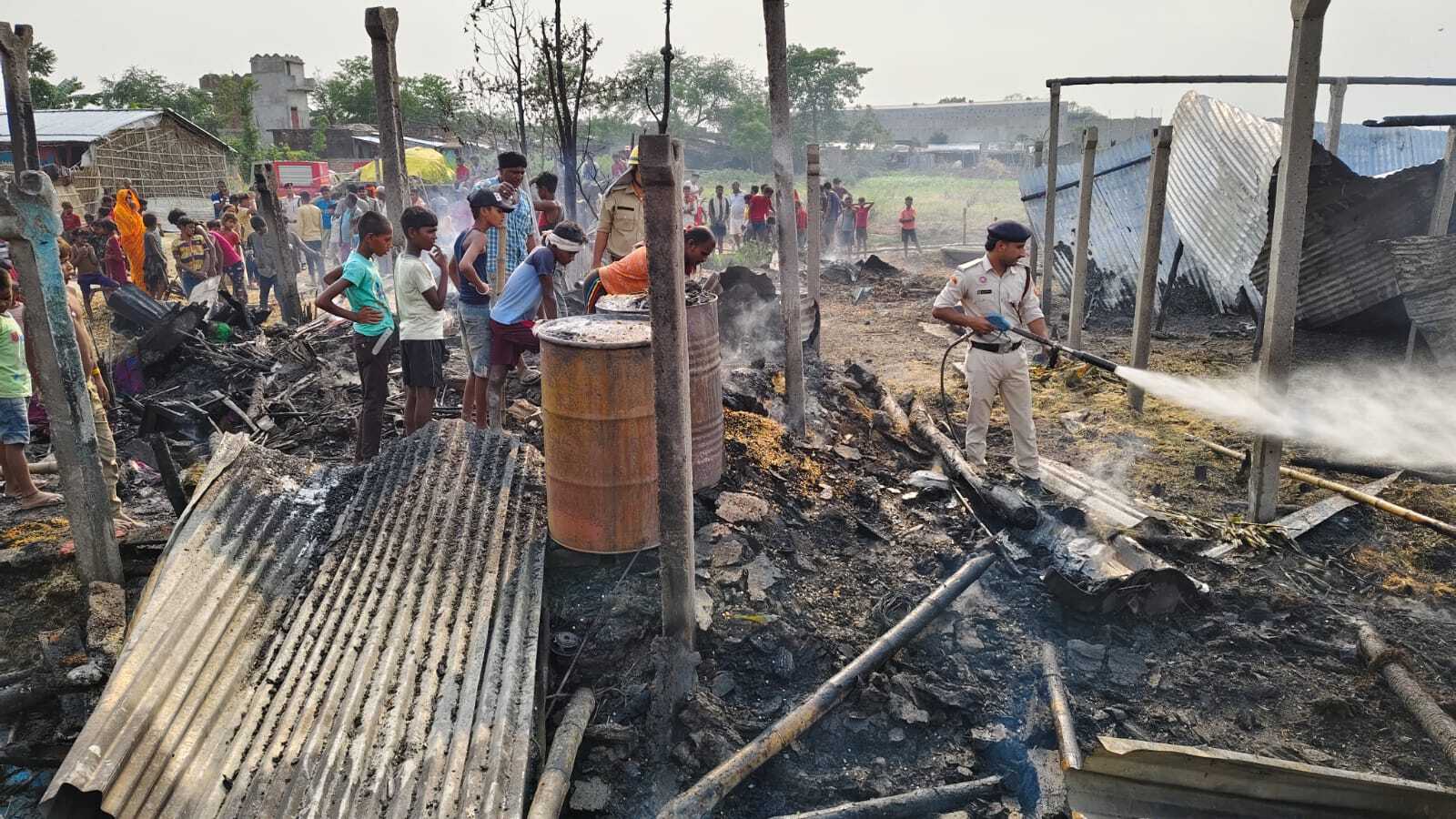 आलमनगर में भीषण अगलगी: 18 घर जलकर राख, 10 लाख से अधिक की संपत्ति का नुकसान