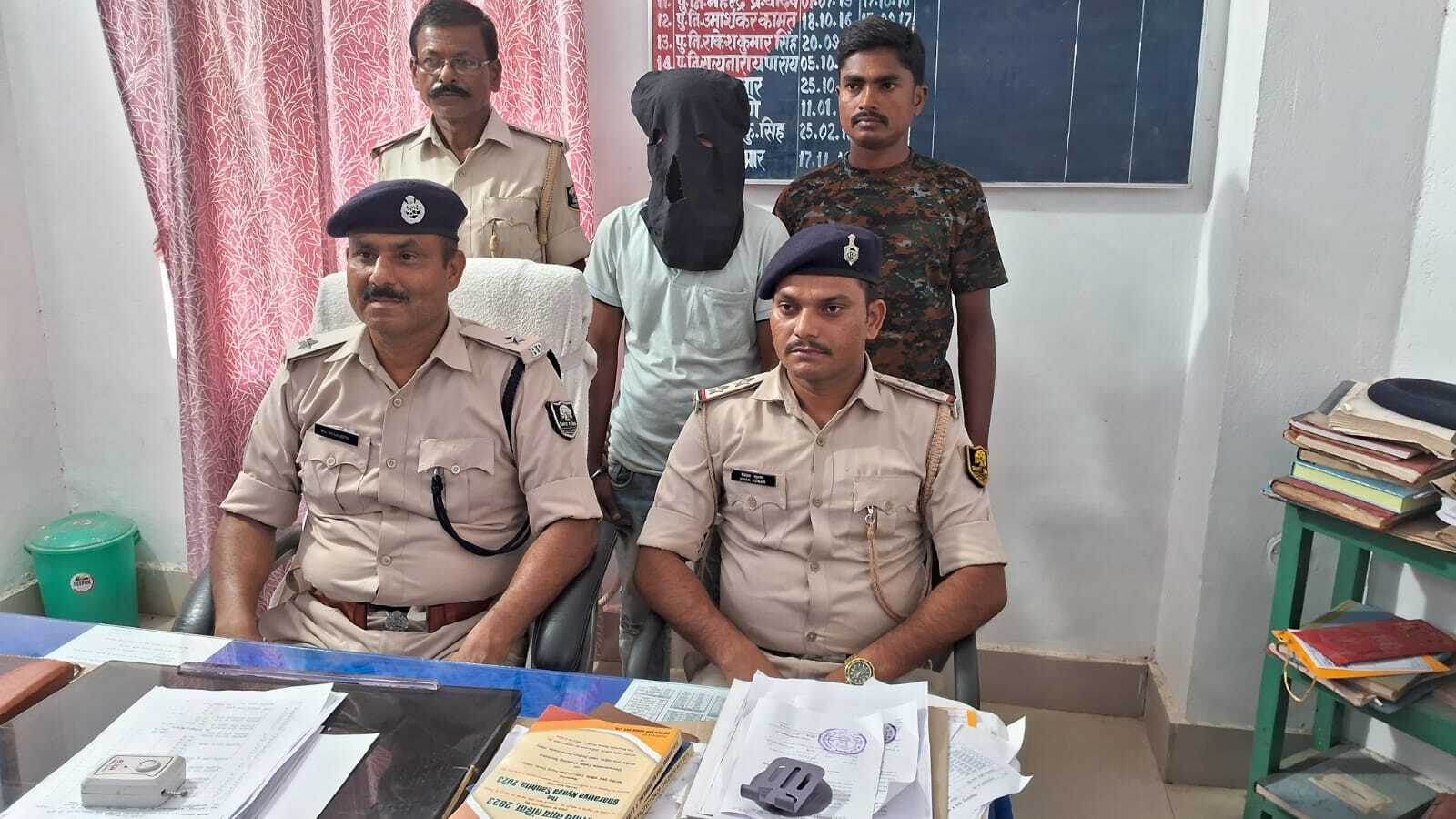 25 हजार का इनामी अपराधी शशि यादव चढ़ा पुलिस के हत्थे, सौरबाजार के इनरवा गांव से हुई गिरफ्तारी | सहरसा पुलिस की बड़ी सफलता