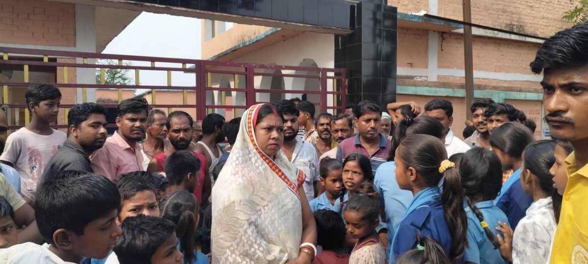 कटिहार में मिड-डे मील में मरी छिपकली मिलने से हड़कंप, कई बच्चे बीमार, ग्रामीणों का हंगामा