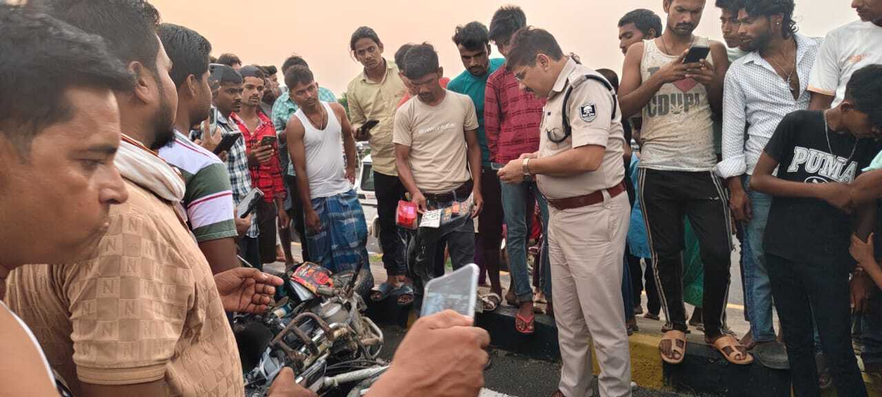 अररिया में दर्दनाक हादसा: ट्रक ने बाइक सवार तीन लोगों को कुचला, मौके पर ही मौत