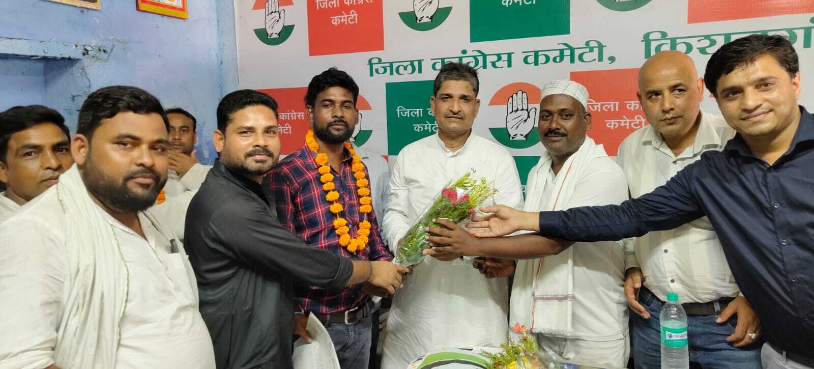 किशनगंज में युवा कांग्रेस के नवमनोनीत पदाधिकारियों को सौंपे गए मनोनयन पत्र