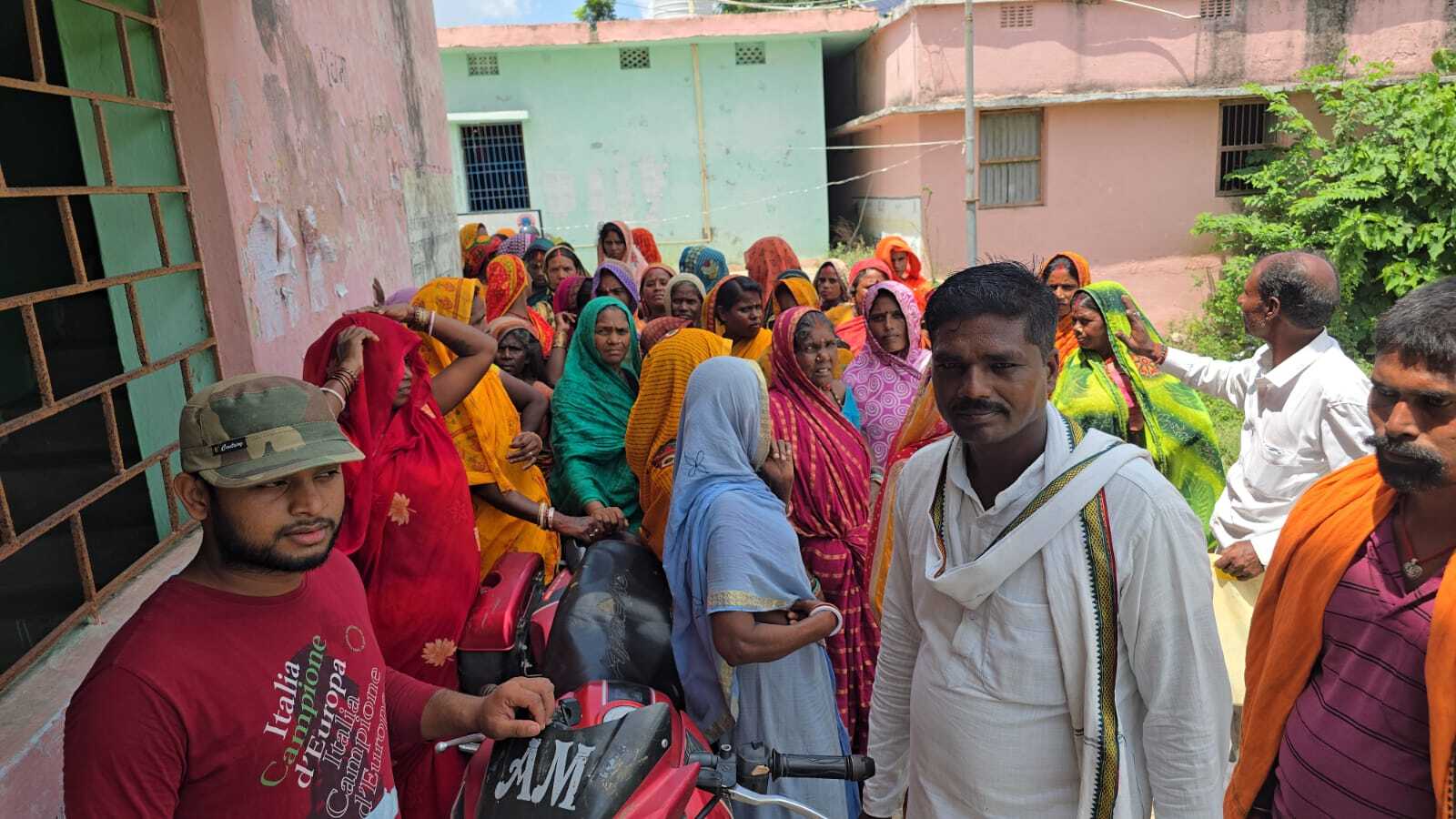 सरबेला चकला का नाम बदलकर हुआ फरीदगंज, आक्रोशित ग्रामीणों ने किया प्रखंड कार्यालय का घेराव