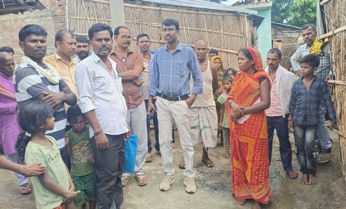 बासगीत पर्चा वितरण को लेकर सीओ का महादलित टोला में निरीक्षण, शिविर के जरिए हो रहा सर्वेक्षण