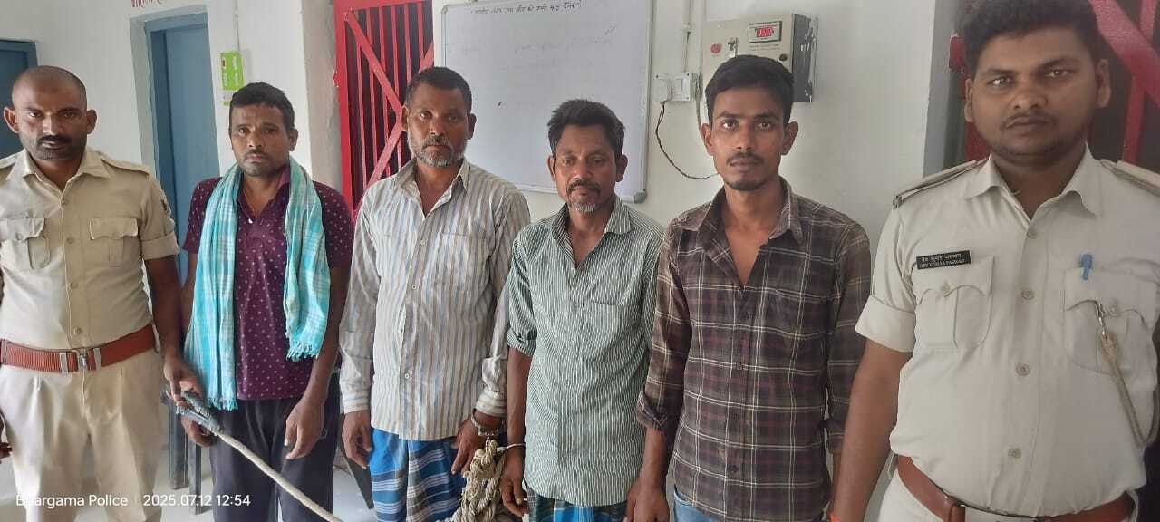 भरगामा में फरार आरोपियों के खिलाफ बड़ी कार्रवाई, चार वारंटियों की गिरफ्तारी, कुर्की-जब्ती से मचा हड़कंप