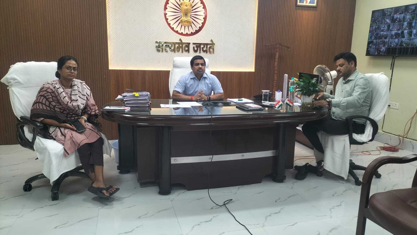 डीएम ने कहा, "कार्य में लापरवाही बर्दाश्त नहीं", अधिकारियों को किया सख्त निर्देशित