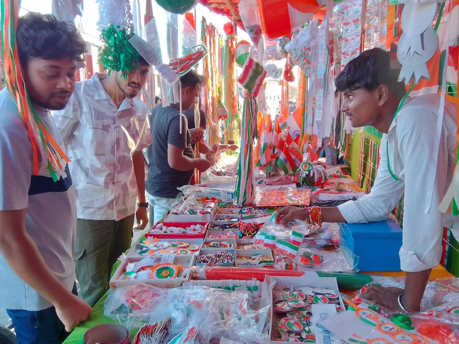 स्वतंत्रता दिवस की पूर्व संध्या पर अररिया में बाजारों में दिखी देशभक्ति की रौनक