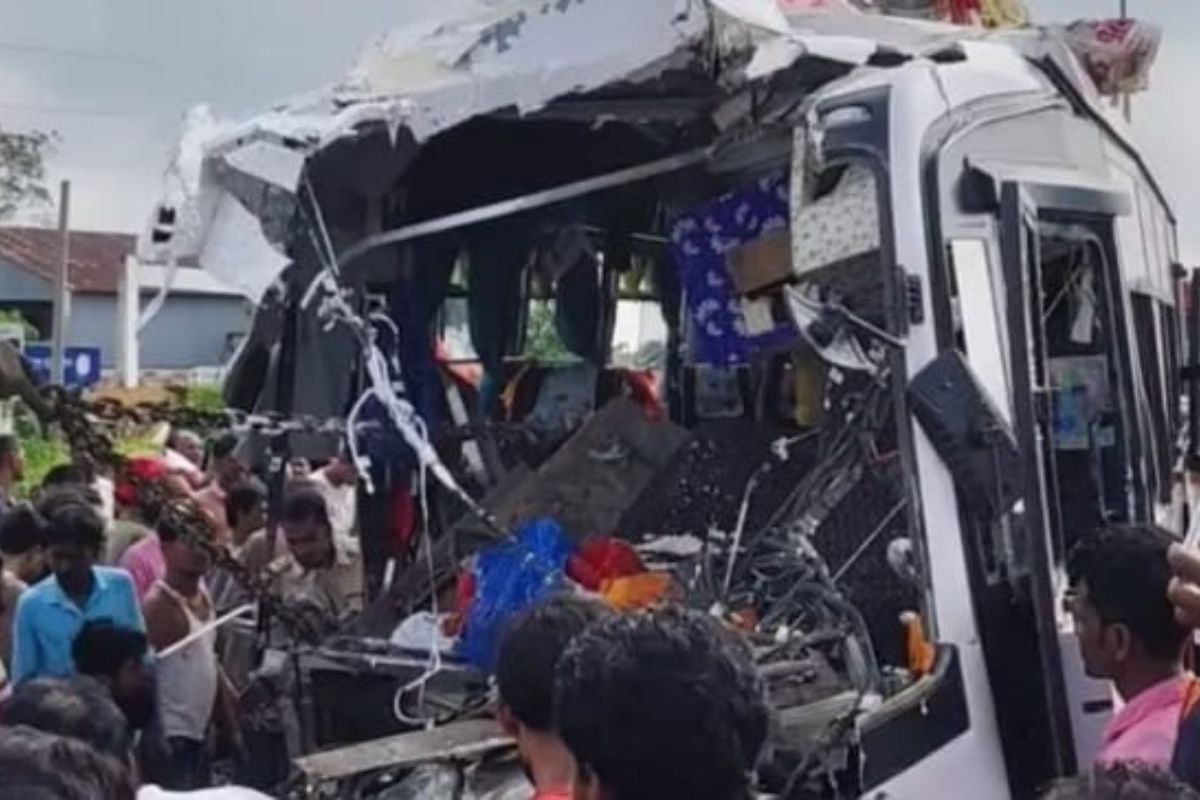 पश्चिम बंगाल में बस और ट्रक की भीषण टक्कर: बिहार के 10 यात्री मृत, 30 घायल