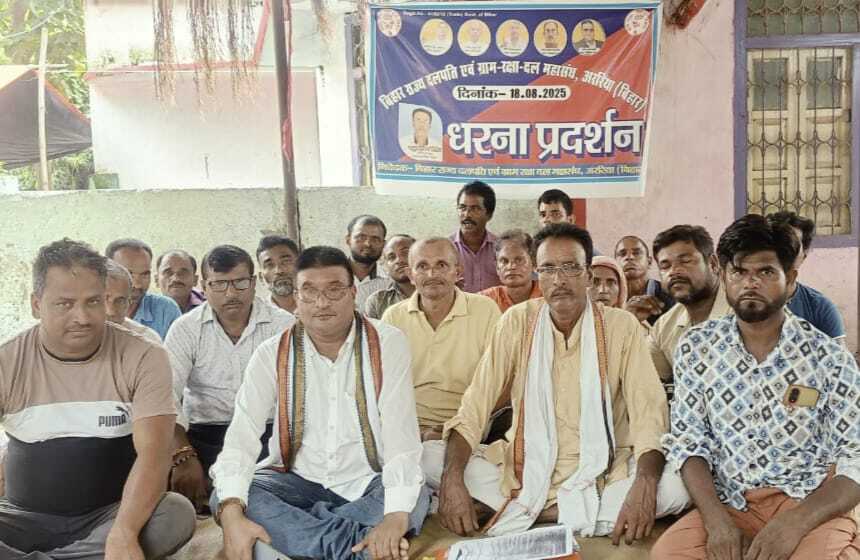 मानदेय और सुविधाओं की मांग पर ग्राम रक्षा दल का धरना, सरकार से 11 सूत्री मांगें पेश