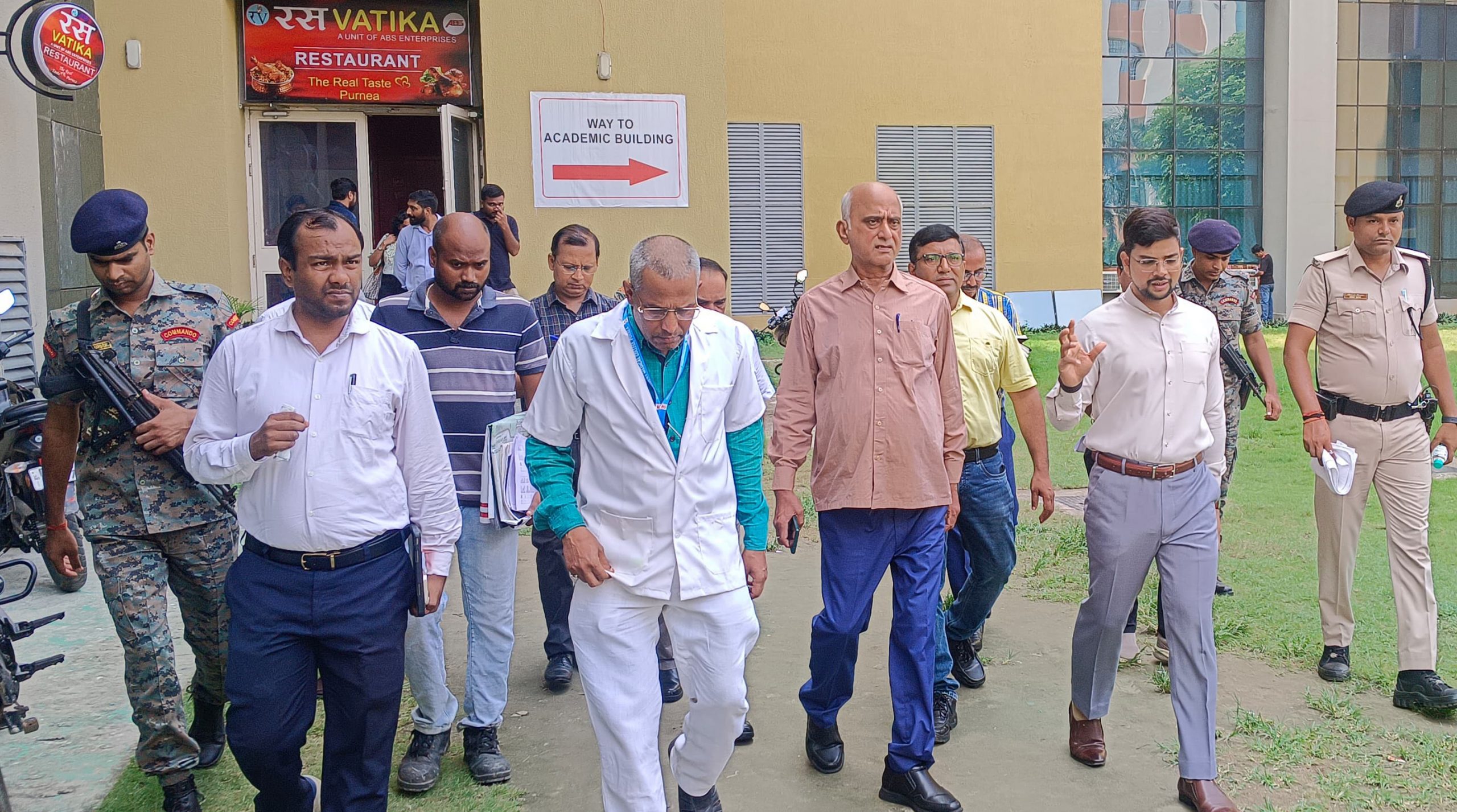 पूर्णिया डीएम ने जीएमसीएच का किया औचक निरीक्षण, मरीजों को समय पर बेहतर स्वास्थ्य सेवाएं सुनिश्चित करने का निर्देश