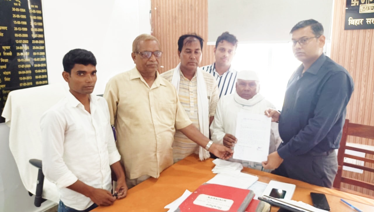 मनिहारी में बाढ़ राहत सहायता शुरू करने की मांग, एसडीएम को सौंपा ज्ञापन