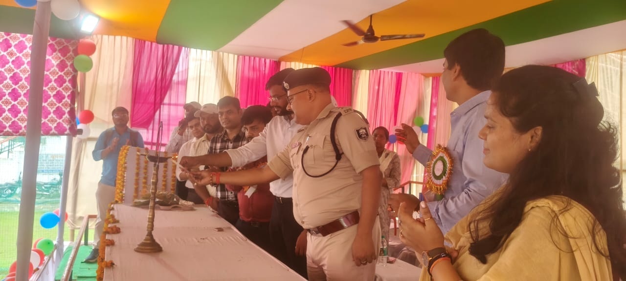 अररिया में चार दिवसीय मशाल खेल प्रतियोगिता का डीएम ने किया उद्घाटन, खिलाड़ियों में उत्साह