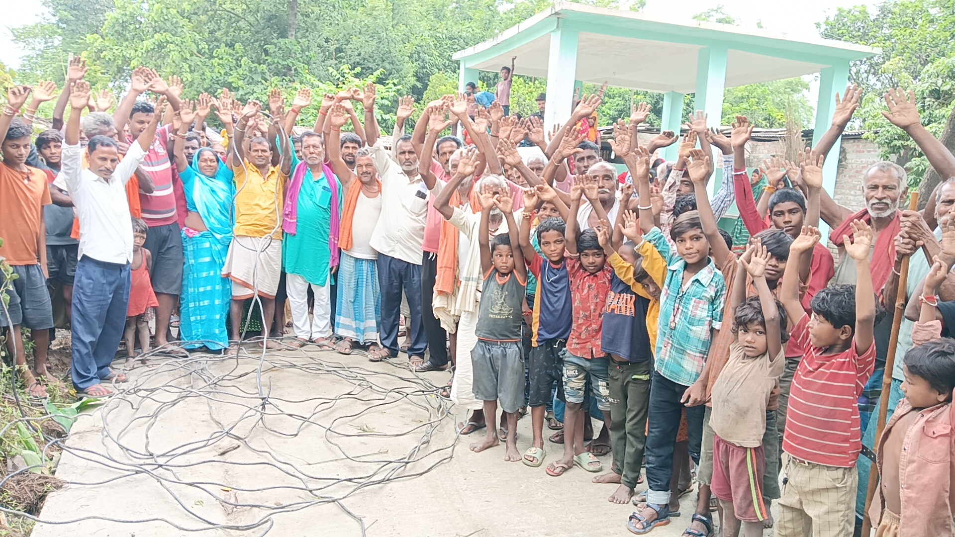 फारबिसगंज: ट्रांसफार्मर और जर्जर तार बदलने की मांग को लेकर ग्रामीणों का प्रदर्शन