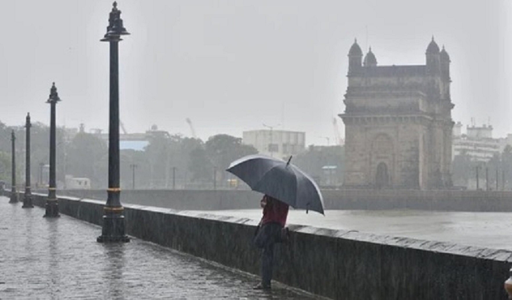 मुंबई में आफत भरी बारिश: पिता-पुत्री की मौत, रेलवे ट्रैक और सड़कों पर पानी, रेड अलर्ट जारी
