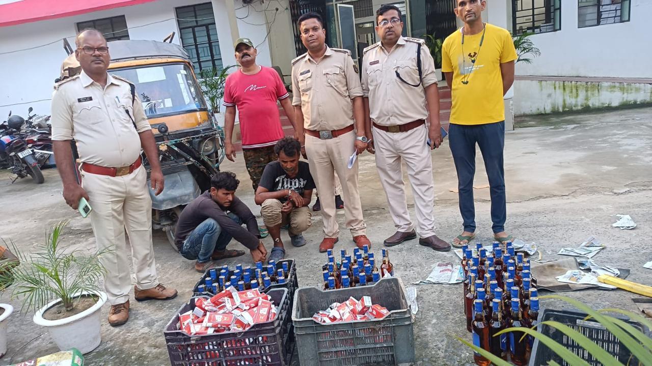 पूर्णिया में ऑटो से 84 लीटर विदेशी शराब बरामद, दो तस्कर गिरफ्तार