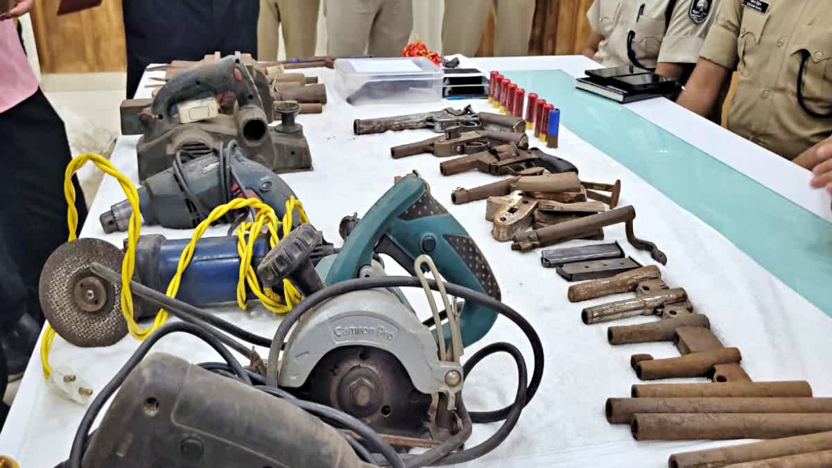 बिहार में मिनी गन फैक्ट्री का पर्दाफाश, कट्टा, कारतूस और ड्रिल मशीन बरामद, 6 गिरफ्तार