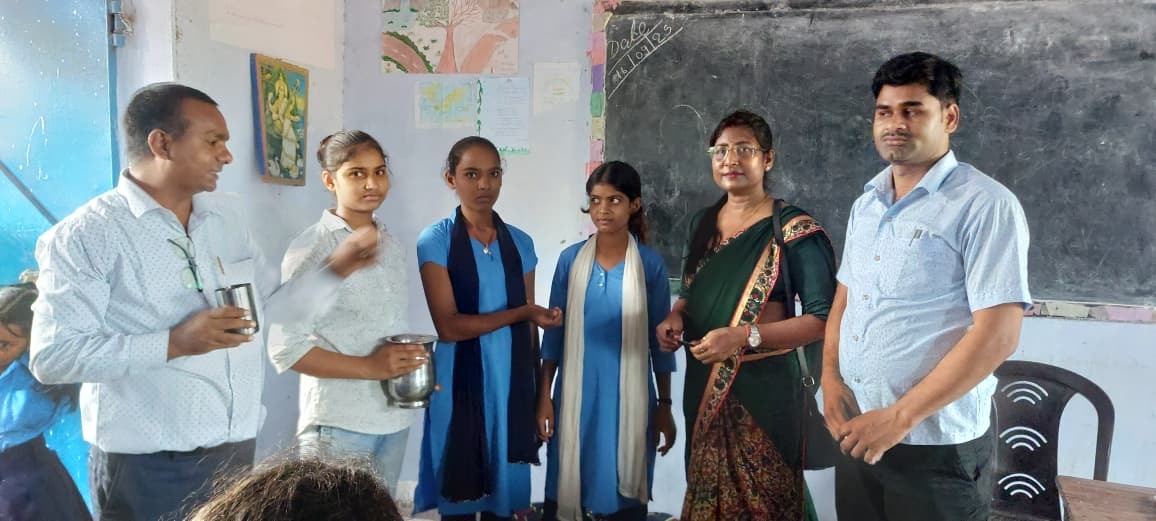 चौसा में बच्चों को कृमि मुक्ति हेतु एल्बेंडाजोल की दवा खिलाई गई