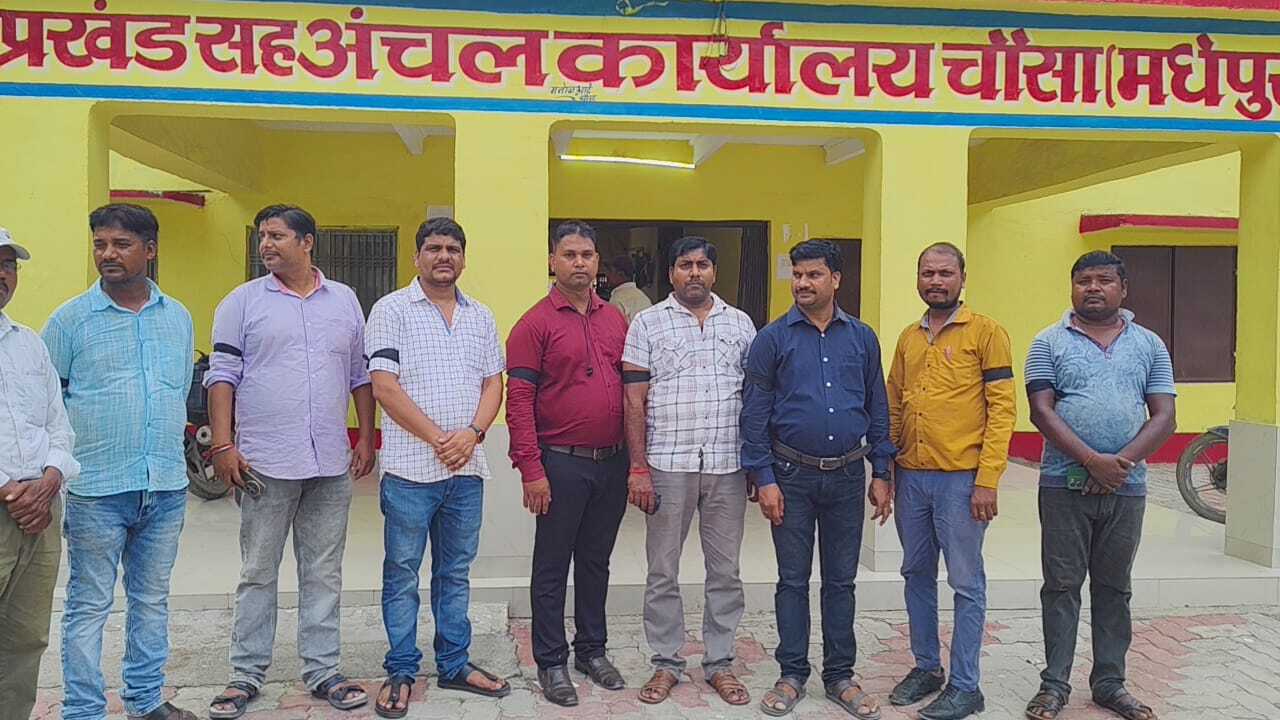 कार्यपालक सहायकों ने काला पट्टी बांध कर किया प्रदर्शन, 5 सितंबर को मशाल जुलूस की तैयारी