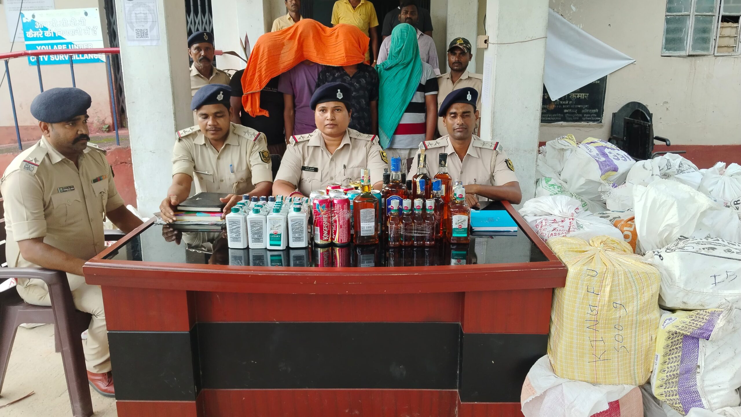 पूर्णिया पुलिस ने दो ट्रक से 2479 लीटर विदेशी शराब जब्त की, बेगूसराय के चार तस्कर गिरफ्तार