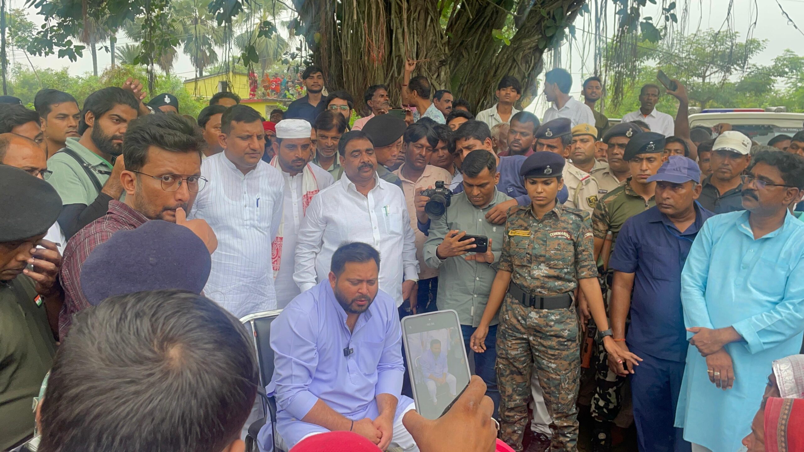 Tejashwi Yadav ने सब्दलपुर पंचायत में महिलाओं से किया संवाद