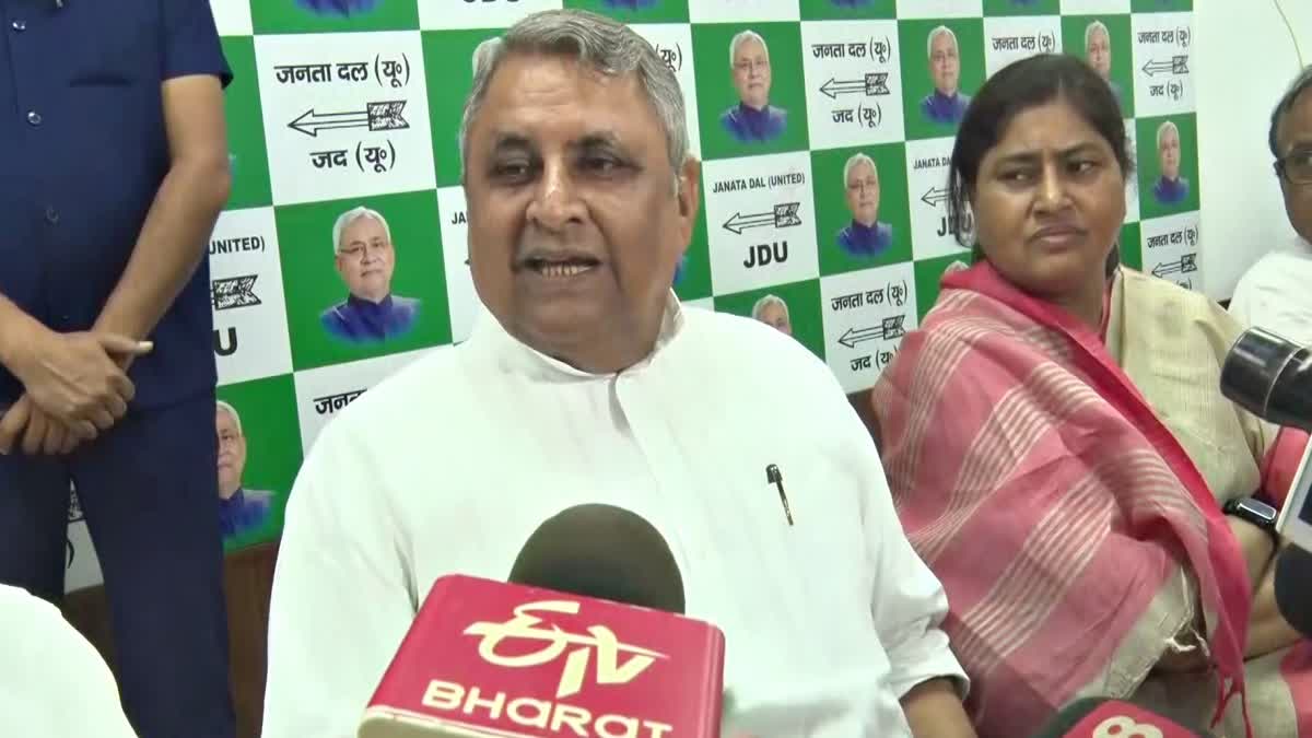 'झांसे में रखकर फॉर्म भरवाना ठगैती नीति का परिचायक', विपक्ष पर भड़के विजय चौधरी