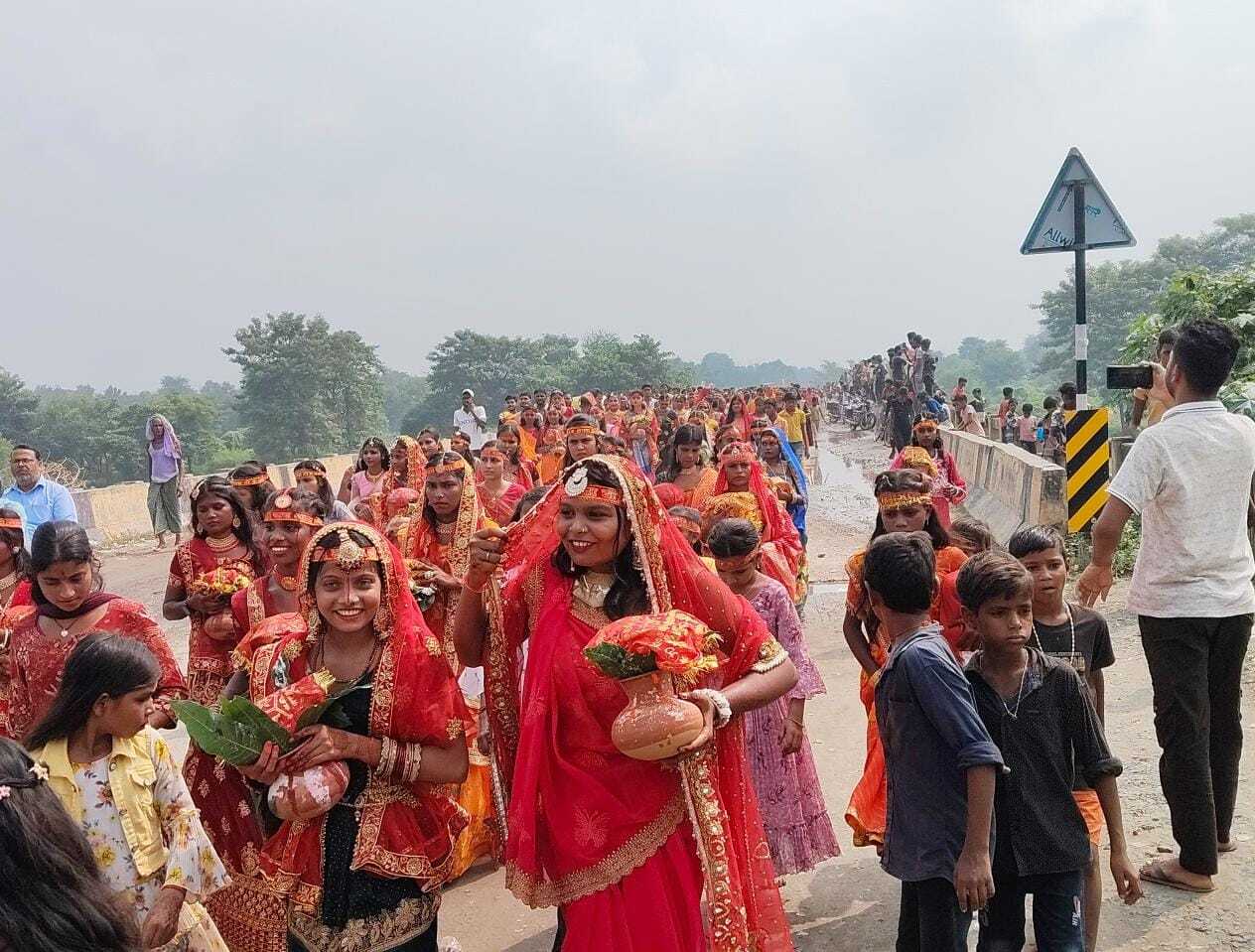 रामपुर में भव्य कलश शोभायात्रा के साथ मां दुर्गा की आराधना शुरू, 551 कन्याओं ने लिया भाग