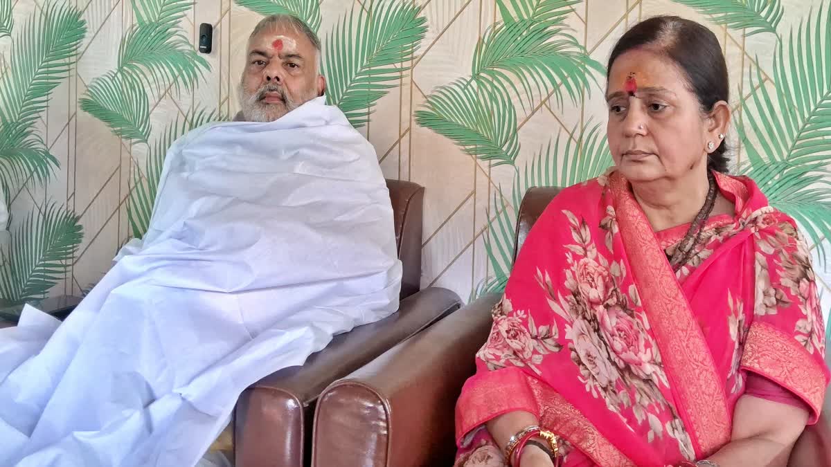 ‘BJP में ब्राह्मणों के लिए जगह नहीं…’ टिकट नहीं मिलने पर नेता ने ओढ़ा कफन, पत्नी संजू झा लड़ेंगी निर्दलीय चुनाव