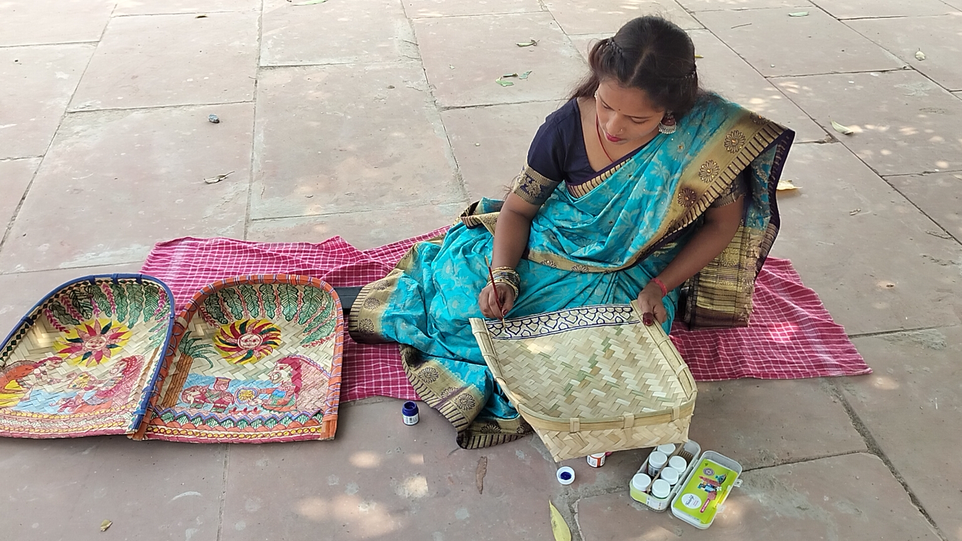 गया की प्रियंका मधुबनी कला से सजा रहीं छठ पूजा के सूप, पेश कर रही भक्ति और रचनात्मकता का अनोखा संगम