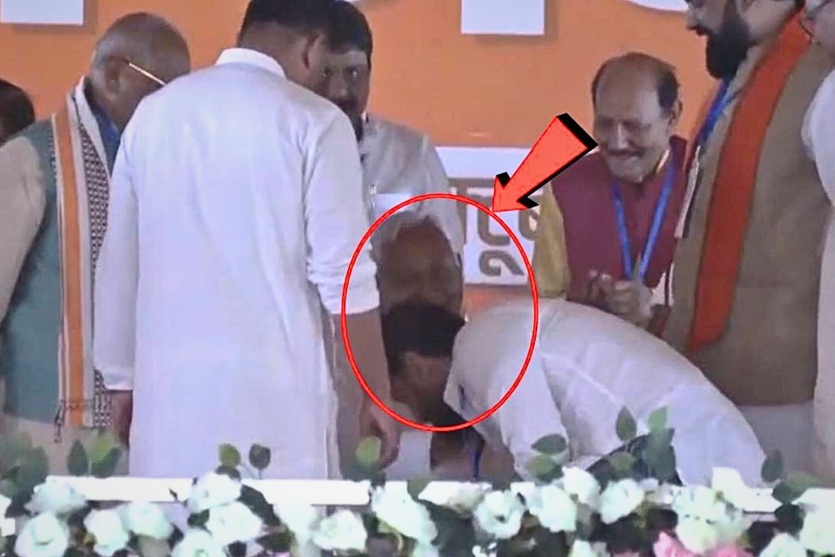 Bihar Election 2025: चिराग पासवान ने मंच पर छुए नीतीश कुमार के पैर, पीएम मोदी ने भाषण देने से भी रोका — NDA में एकता का नया संदेश