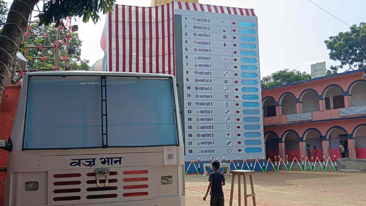 बिहार में देवी-देवताओं को बनाया गया प्रत्याशी: 35% महिला आरक्षण और वोटिंग संदेश वाला अनोखा पंडाल