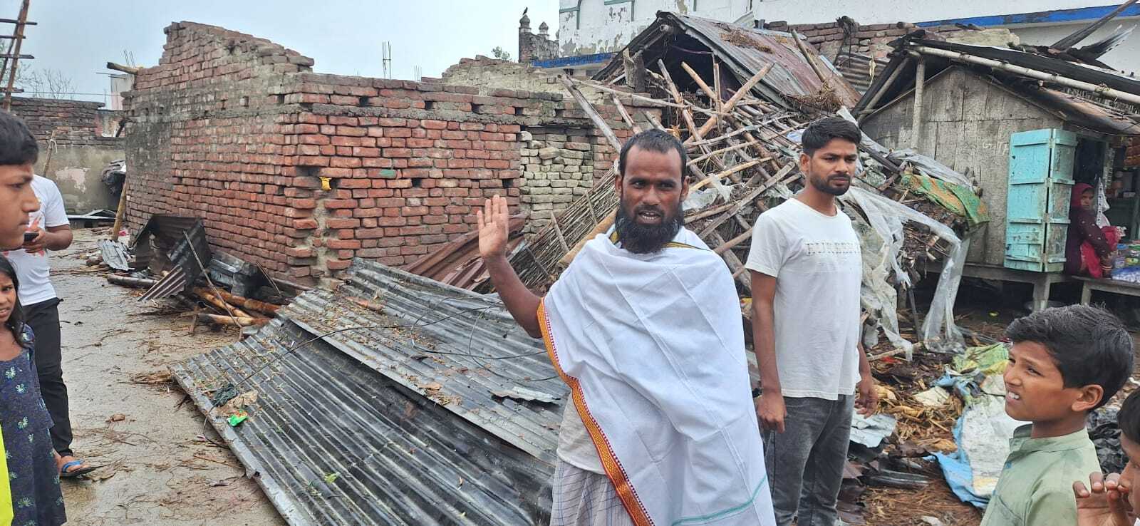 चक्रवाती तूफान में 400 से अधिक घर प्रभावित, उजड़ा आशियाना, बेघर हुए लोग