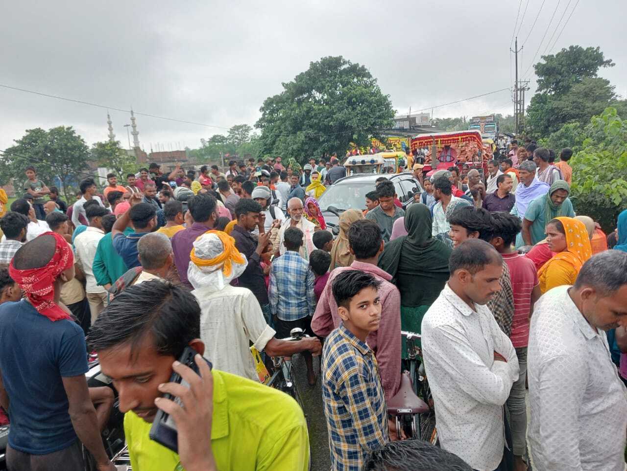सड़क की मांग को लेकर लोगों ने किया सड़क जाम