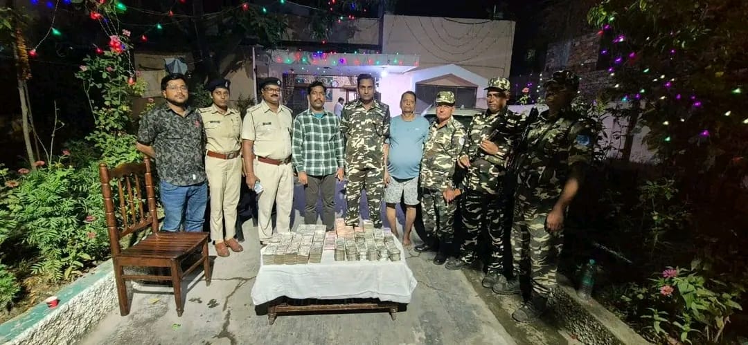 बिहार में चुनाव सरगर्मी के बीच जयनगर में बड़ी कार्रवाई — मनी एक्सचेंजर के घर से ₹29.97 लाख भारतीय और ₹64 लाख नेपाली रुपये बरामद