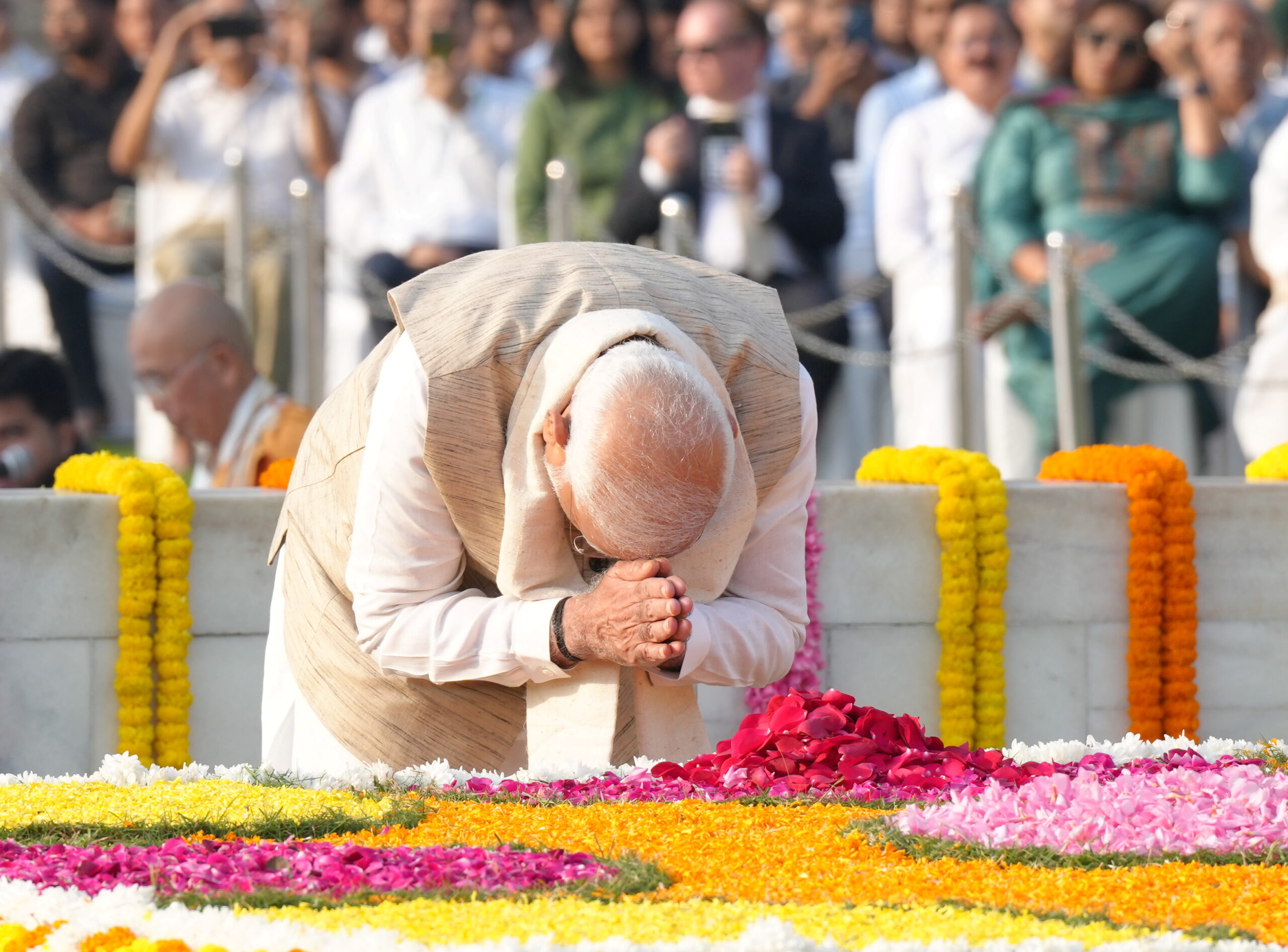 प्रधानमंत्री मोदी ने गांधी और शास्त्री की जयंती पर दी श्रद्धांजलि, कहा– विकसित भारत के लिए उनके मार्ग पर चलेंगे