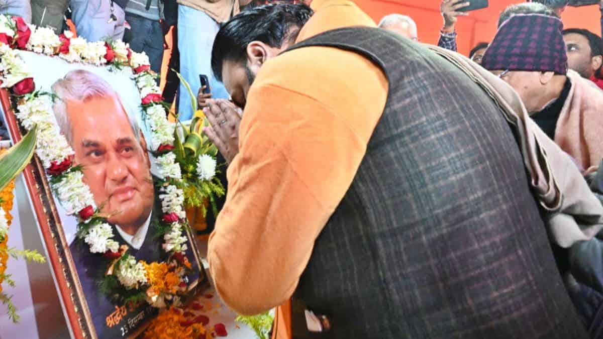 अटल बिहारी वाजपेयी की 101वीं जयंती पर BJP कार्यालय में प्रदर्शनी, नेताओं ने किया याद
